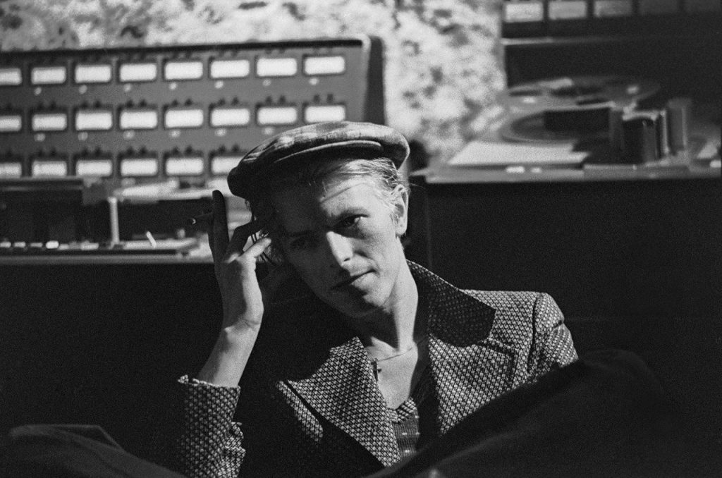 David Bowie durante la grabación de Station to Station (foto compartida por Brian Eno en Twitter)